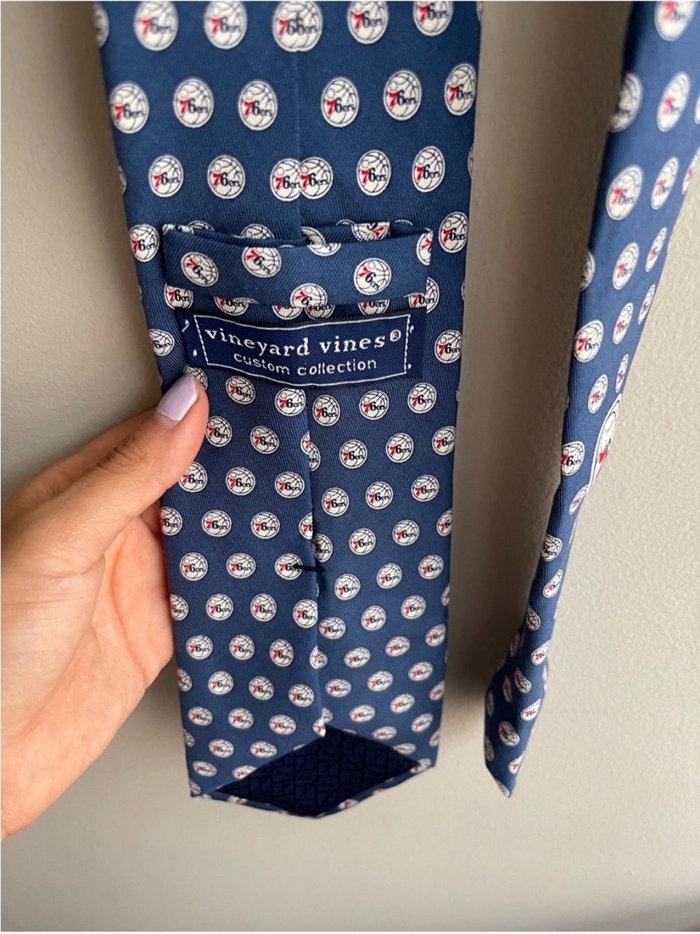 VINEYARD VINES Custom
Collection 76ers Hand Made in the U.S.A. 100%Imported silk - Picture 6 of 7